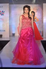 Model walks for Manali Jagtap Show at Global Magazine- Sultan Ahmed tribute fashion show on 15th Aug 2012 (213).JPG